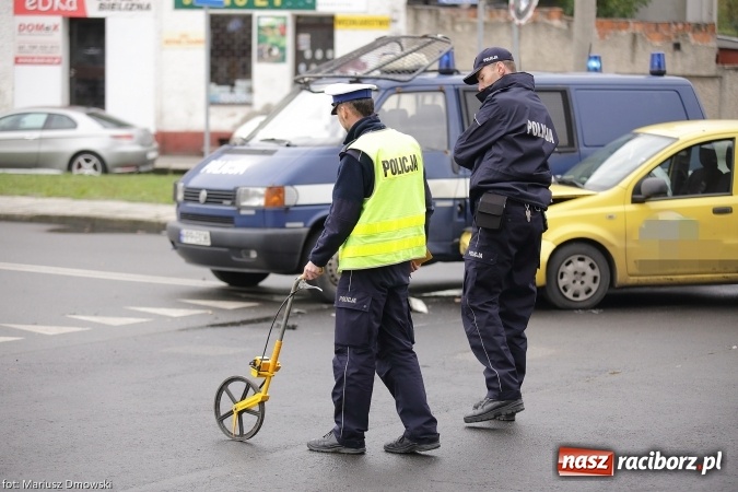 Zdjęcie w galerii na portalu naszraciborz.pl: Panda zderzyła się z policyjnym furgonem wiadomości z regionu
