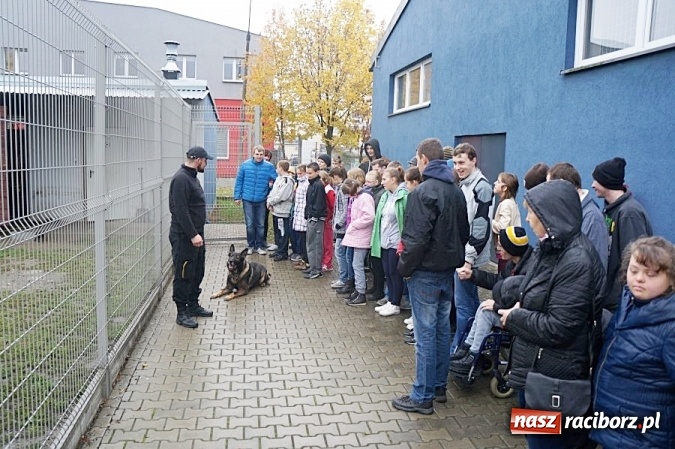 Zdjęcie w galerii na portalu naszraciborz.pl: Uczniowie Zespołu Szkół Specjalnych z wizytą u raciborskich mundurowych  wiadomości z regionu