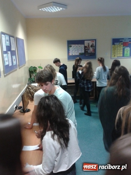 Zdjęcie w galerii na portalu naszraciborz.pl: Najnowszy sondaż. Młodzi Głosują w G 1  wiadomości z regionu
