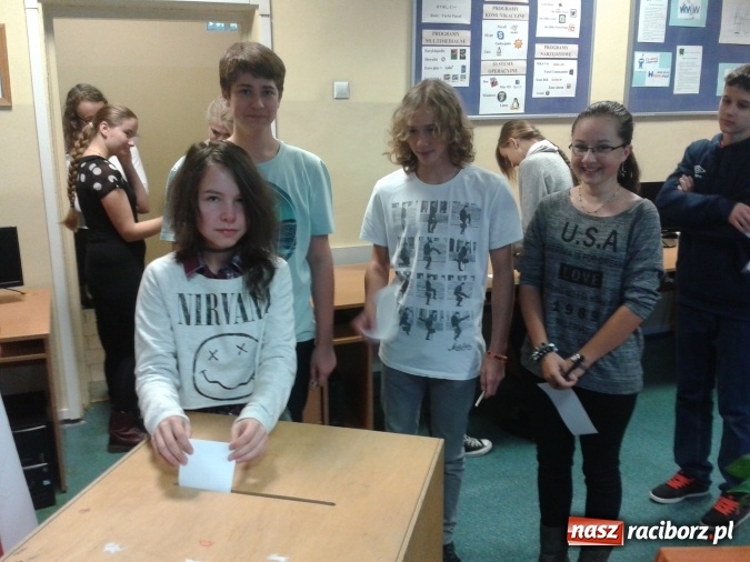 Zdjęcie w galerii na portalu naszraciborz.pl: Najnowszy sondaż. Młodzi Głosują w G 1  wiadomości z regionu