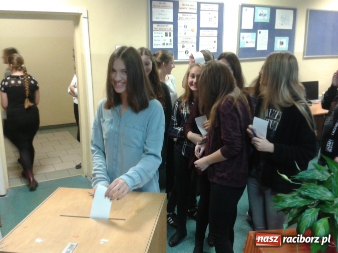 Zdjęcie w galerii na portalu naszraciborz.pl: Najnowszy sondaż. Młodzi Głosują w G 1  wiadomości z regionu