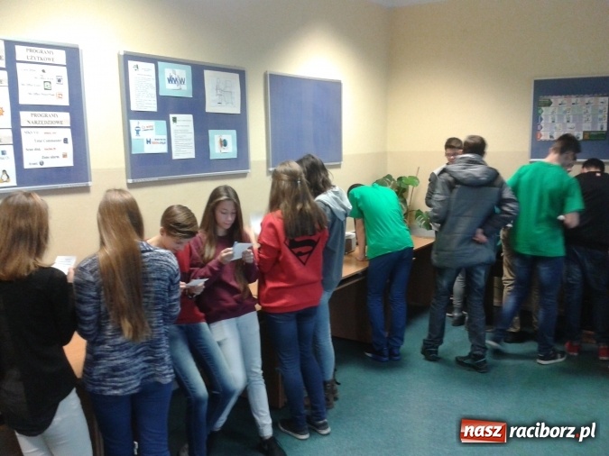 Zdjęcie w galerii na portalu naszraciborz.pl: Najnowszy sondaż. Młodzi Głosują w G 1  wiadomości z regionu