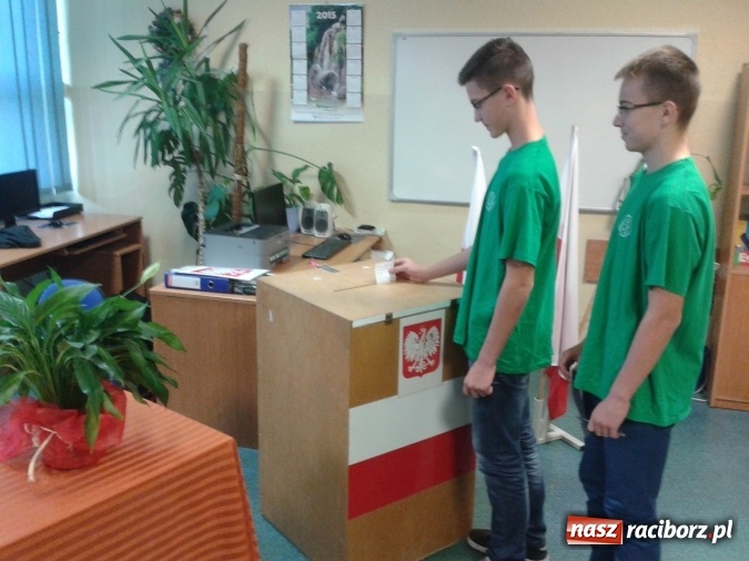 Zdjęcie w galerii na portalu naszraciborz.pl: Najnowszy sondaż. Młodzi Głosują w G 1  wiadomości z regionu