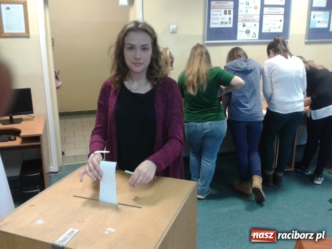 Zdjęcie w galerii na portalu naszraciborz.pl: Najnowszy sondaż. Młodzi Głosują w G 1  wiadomości z regionu