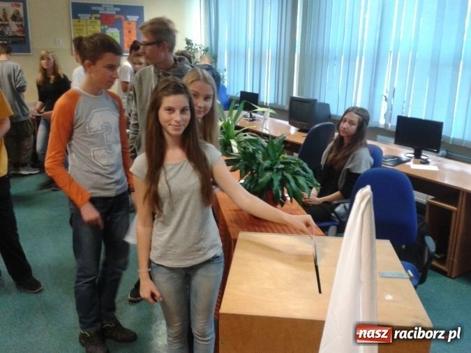 Zdjęcie w galerii na portalu naszraciborz.pl: Najnowszy sondaż. Młodzi Głosują w G 1  wiadomości z regionu
