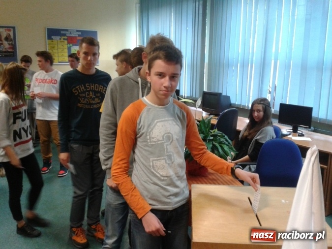 Zdjęcie w galerii na portalu naszraciborz.pl: Najnowszy sondaż. Młodzi Głosują w G 1  wiadomości z regionu