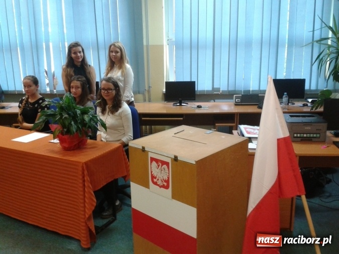 Zdjęcie w galerii na portalu naszraciborz.pl: Najnowszy sondaż. Młodzi Głosują w G 1  wiadomości z regionu
