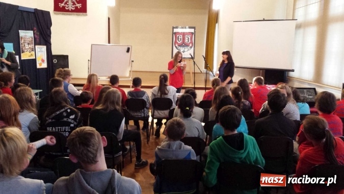 Zdjęcie w galerii na portalu naszraciborz.pl: Czytanie to przyjemność. Udowodnili to w Gimnazjum nr 5  wiadomości z regionu