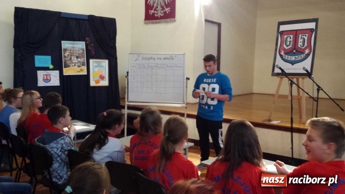Zdjęcie w galerii na portalu naszraciborz.pl: Czytanie to przyjemność. Udowodnili to w Gimnazjum nr 5  wiadomości z regionu