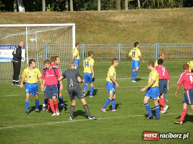 Zdjęcie w galerii na portalu naszraciborz.pl: Bezbramkowy remis na Srebrnej wiadomości z regionu