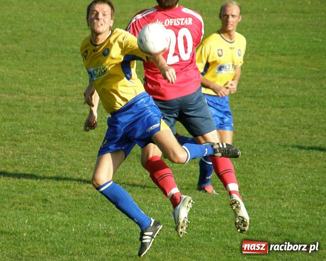 Zdjęcie w galerii na portalu naszraciborz.pl: Bezbramkowy remis na Srebrnej wiadomości z regionu