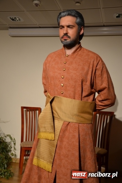 Zdjęcie w galerii na portalu naszraciborz.pl: Falbanka i szabelka - premiera spektaklu w nowej obsadzie na Zamku Piastowskim za nami  wiadomości z regionu