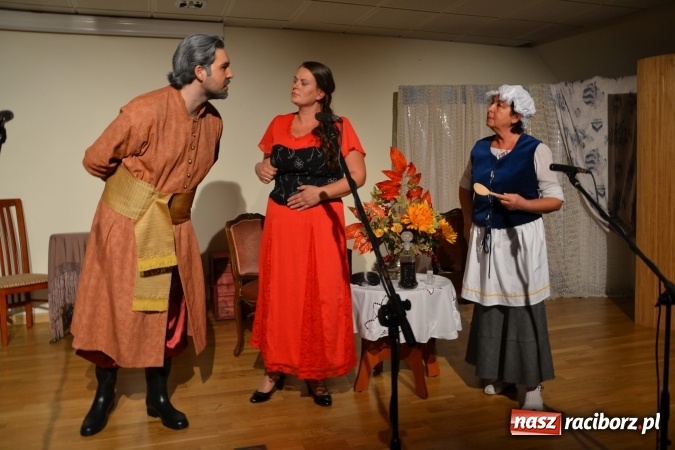 Zdjęcie w galerii na portalu naszraciborz.pl: Falbanka i szabelka - premiera spektaklu w nowej obsadzie na Zamku Piastowskim za nami  wiadomości z regionu