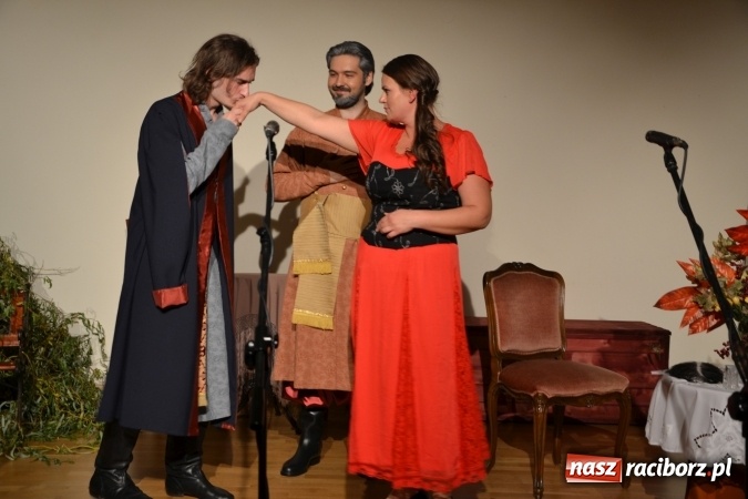 Zdjęcie w galerii na portalu naszraciborz.pl: Falbanka i szabelka - premiera spektaklu w nowej obsadzie na Zamku Piastowskim za nami  wiadomości z regionu