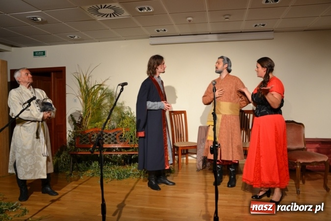 Zdjęcie w galerii na portalu naszraciborz.pl: Falbanka i szabelka - premiera spektaklu w nowej obsadzie na Zamku Piastowskim za nami  wiadomości z regionu