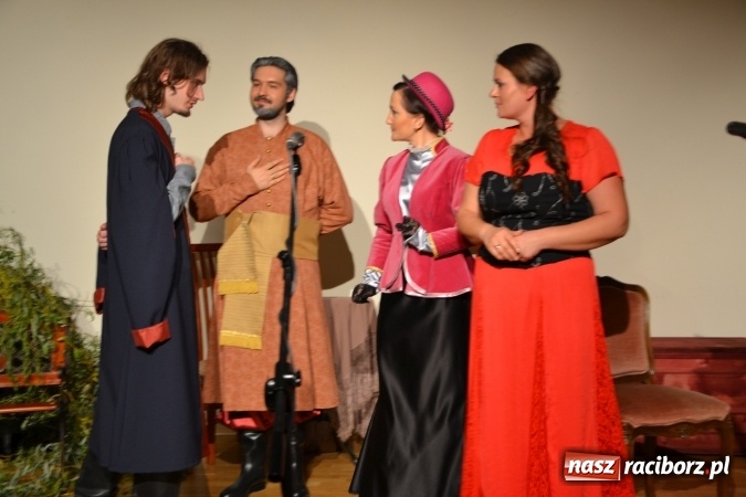 Zdjęcie w galerii na portalu naszraciborz.pl: Falbanka i szabelka - premiera spektaklu w nowej obsadzie na Zamku Piastowskim za nami  wiadomości z regionu