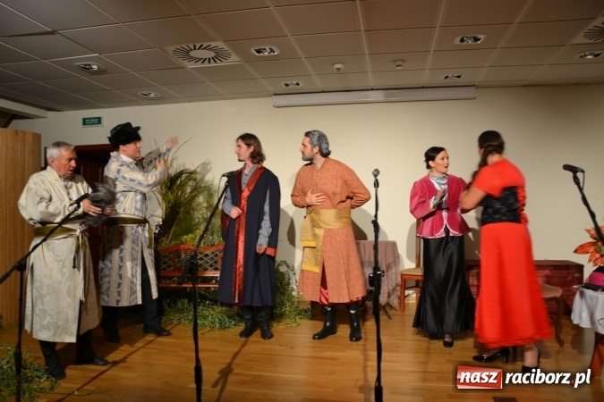 Zdjęcie w galerii na portalu naszraciborz.pl: Falbanka i szabelka - premiera spektaklu w nowej obsadzie na Zamku Piastowskim za nami  wiadomości z regionu