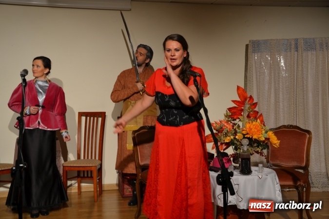 Zdjęcie w galerii na portalu naszraciborz.pl: Falbanka i szabelka - premiera spektaklu w nowej obsadzie na Zamku Piastowskim za nami  wiadomości z regionu