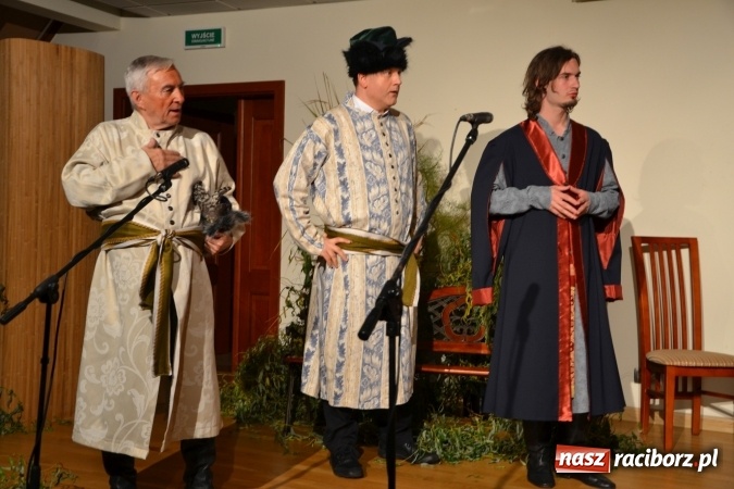 Zdjęcie w galerii na portalu naszraciborz.pl: Falbanka i szabelka - premiera spektaklu w nowej obsadzie na Zamku Piastowskim za nami  wiadomości z regionu
