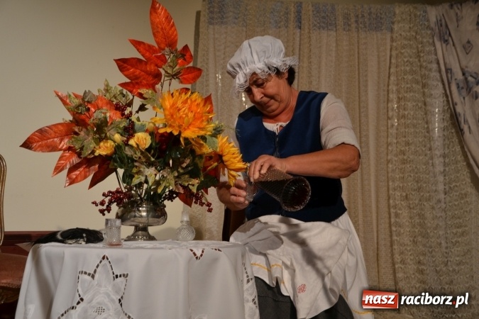 Zdjęcie w galerii na portalu naszraciborz.pl: Falbanka i szabelka - premiera spektaklu w nowej obsadzie na Zamku Piastowskim za nami  wiadomości z regionu