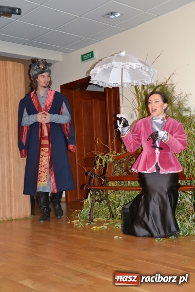 Zdjęcie w galerii na portalu naszraciborz.pl: Falbanka i szabelka - premiera spektaklu w nowej obsadzie na Zamku Piastowskim za nami  wiadomości z regionu