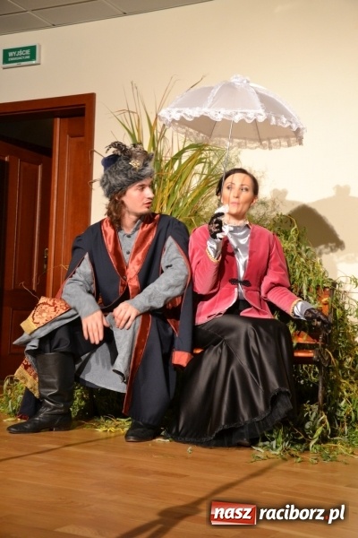 Zdjęcie w galerii na portalu naszraciborz.pl: Falbanka i szabelka - premiera spektaklu w nowej obsadzie na Zamku Piastowskim za nami  wiadomości z regionu
