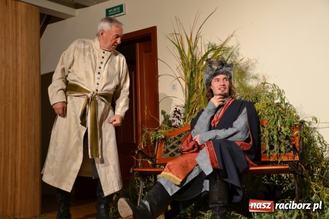 Zdjęcie w galerii na portalu naszraciborz.pl: Falbanka i szabelka - premiera spektaklu w nowej obsadzie na Zamku Piastowskim za nami  wiadomości z regionu