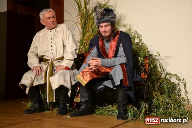 Zdjęcie w galerii na portalu naszraciborz.pl: Falbanka i szabelka - premiera spektaklu w nowej obsadzie na Zamku Piastowskim za nami  wiadomości z regionu