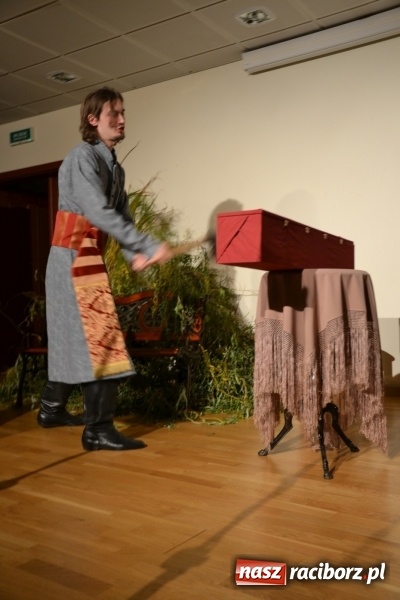 Zdjęcie w galerii na portalu naszraciborz.pl: Falbanka i szabelka - premiera spektaklu w nowej obsadzie na Zamku Piastowskim za nami  wiadomości z regionu