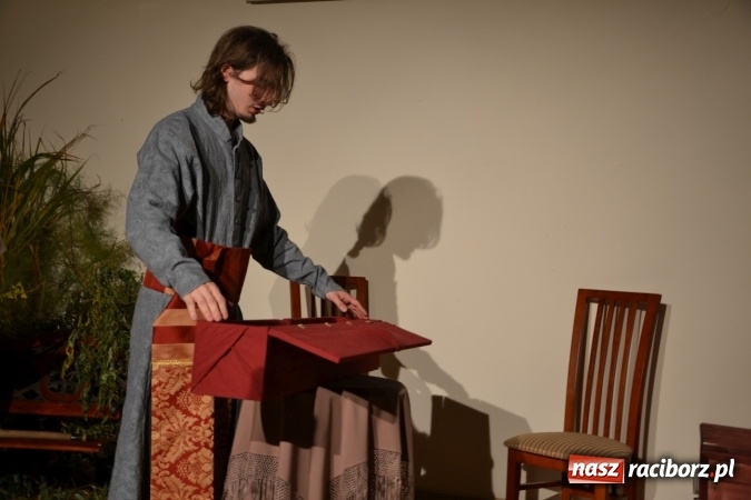 Zdjęcie w galerii na portalu naszraciborz.pl: Falbanka i szabelka - premiera spektaklu w nowej obsadzie na Zamku Piastowskim za nami  wiadomości z regionu