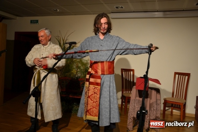 Zdjęcie w galerii na portalu naszraciborz.pl: Falbanka i szabelka - premiera spektaklu w nowej obsadzie na Zamku Piastowskim za nami  wiadomości z regionu