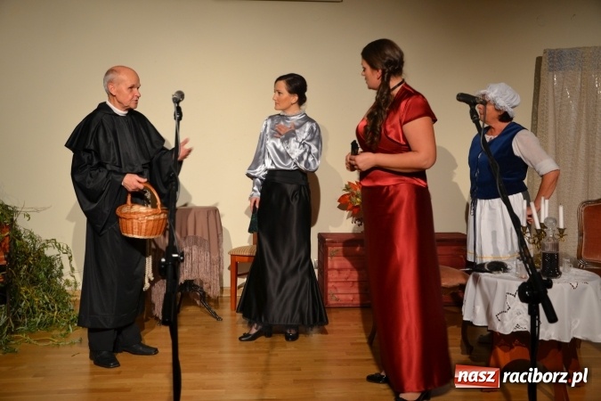 Zdjęcie w galerii na portalu naszraciborz.pl: Falbanka i szabelka - premiera spektaklu w nowej obsadzie na Zamku Piastowskim za nami  wiadomości z regionu