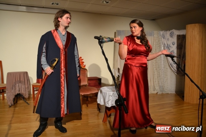Zdjęcie w galerii na portalu naszraciborz.pl: Falbanka i szabelka - premiera spektaklu w nowej obsadzie na Zamku Piastowskim za nami  wiadomości z regionu