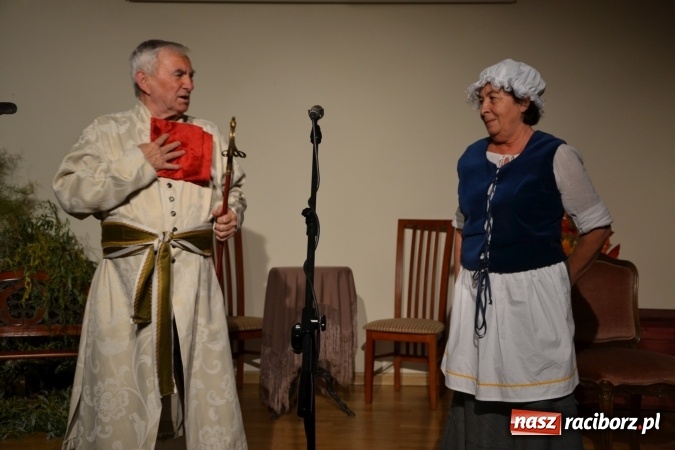 Zdjęcie w galerii na portalu naszraciborz.pl: Falbanka i szabelka - premiera spektaklu w nowej obsadzie na Zamku Piastowskim za nami  wiadomości z regionu