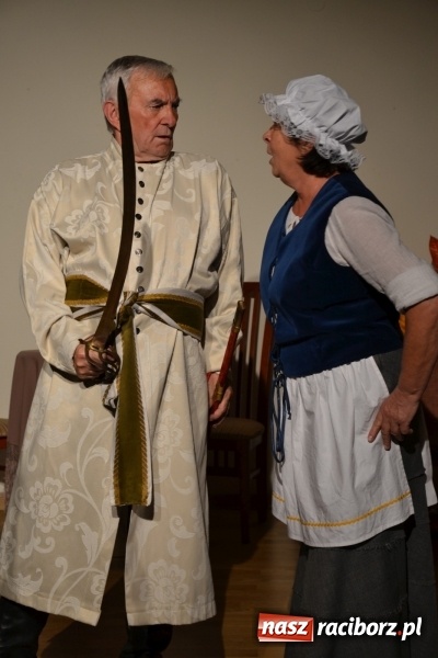 Zdjęcie w galerii na portalu naszraciborz.pl: Falbanka i szabelka - premiera spektaklu w nowej obsadzie na Zamku Piastowskim za nami  wiadomości z regionu