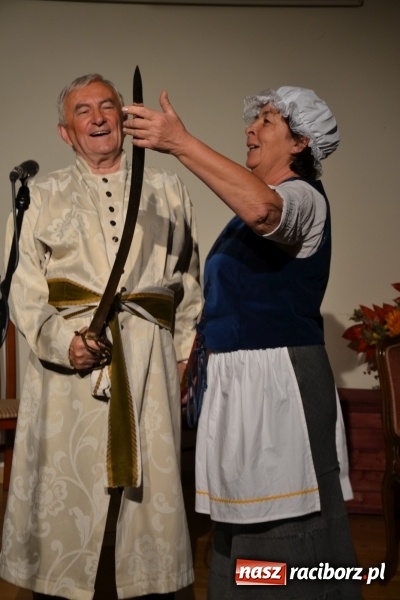 Zdjęcie w galerii na portalu naszraciborz.pl: Falbanka i szabelka - premiera spektaklu w nowej obsadzie na Zamku Piastowskim za nami  wiadomości z regionu