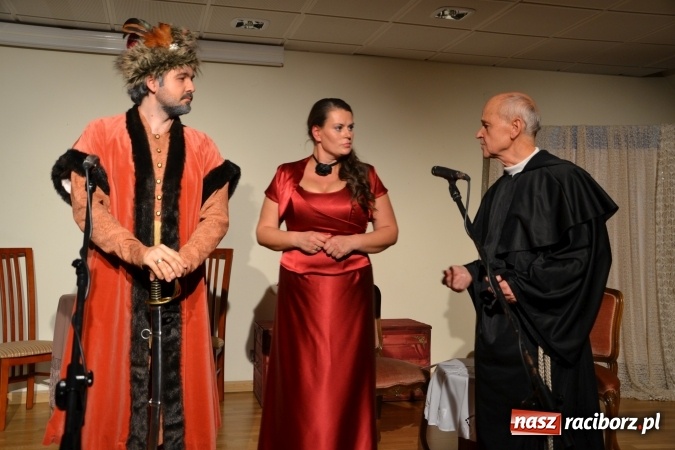 Zdjęcie w galerii na portalu naszraciborz.pl: Falbanka i szabelka - premiera spektaklu w nowej obsadzie na Zamku Piastowskim za nami  wiadomości z regionu