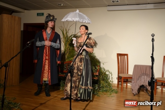Zdjęcie w galerii na portalu naszraciborz.pl: Falbanka i szabelka - premiera spektaklu w nowej obsadzie na Zamku Piastowskim za nami  wiadomości z regionu