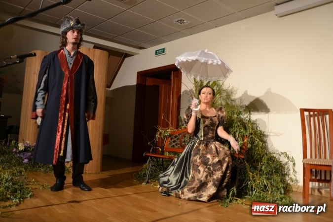 Zdjęcie w galerii na portalu naszraciborz.pl: Falbanka i szabelka - premiera spektaklu w nowej obsadzie na Zamku Piastowskim za nami  wiadomości z regionu