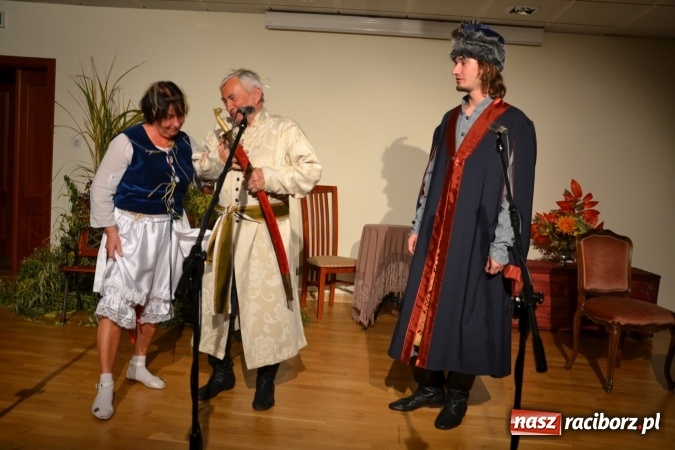 Zdjęcie w galerii na portalu naszraciborz.pl: Falbanka i szabelka - premiera spektaklu w nowej obsadzie na Zamku Piastowskim za nami  wiadomości z regionu