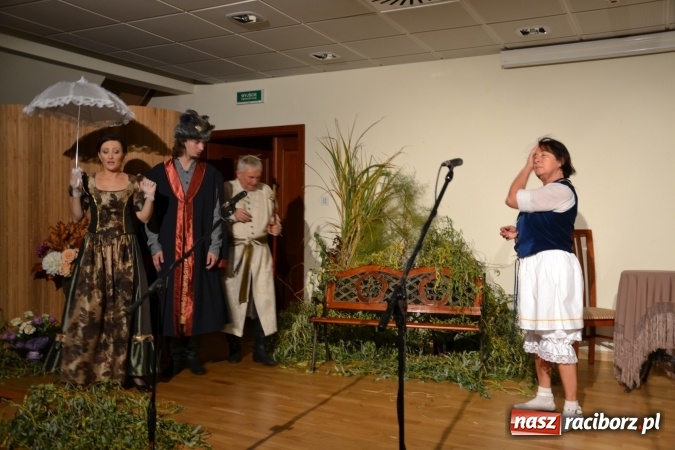 Zdjęcie w galerii na portalu naszraciborz.pl: Falbanka i szabelka - premiera spektaklu w nowej obsadzie na Zamku Piastowskim za nami  wiadomości z regionu