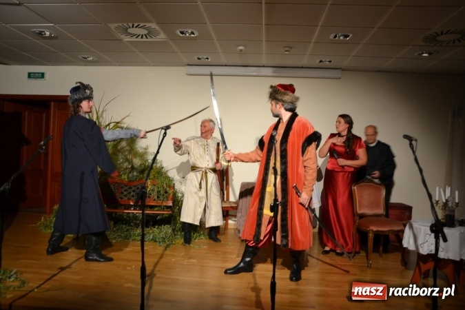 Zdjęcie w galerii na portalu naszraciborz.pl: Falbanka i szabelka - premiera spektaklu w nowej obsadzie na Zamku Piastowskim za nami  wiadomości z regionu