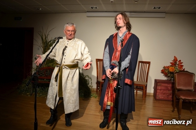Zdjęcie w galerii na portalu naszraciborz.pl: Falbanka i szabelka - premiera spektaklu w nowej obsadzie na Zamku Piastowskim za nami  wiadomości z regionu
