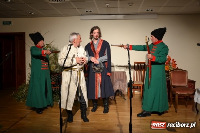 Zdjęcie w galerii na portalu naszraciborz.pl: Falbanka i szabelka - premiera spektaklu w nowej obsadzie na Zamku Piastowskim za nami  wiadomości z regionu
