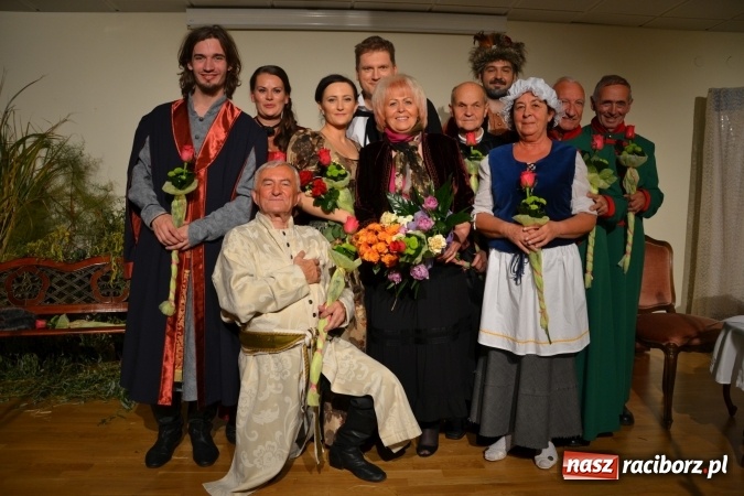 Zdjęcie w galerii na portalu naszraciborz.pl: Falbanka i szabelka - premiera spektaklu w nowej obsadzie na Zamku Piastowskim za nami  wiadomości z regionu