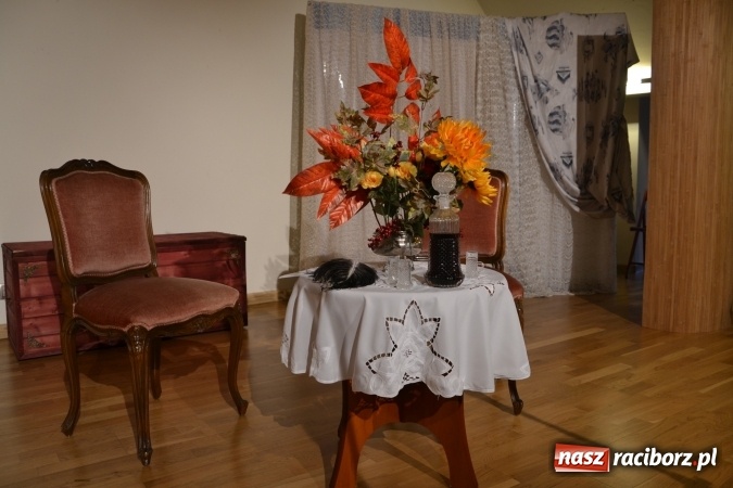 Zdjęcie w galerii na portalu naszraciborz.pl: Falbanka i szabelka - premiera spektaklu w nowej obsadzie na Zamku Piastowskim za nami  wiadomości z regionu