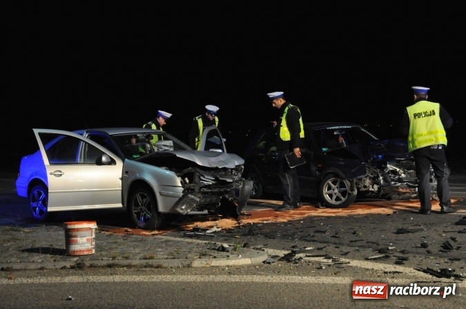 Zdjęcie w galerii na portalu naszraciborz.pl: Dwa volkswageny zderzyły się przy moście na Uldze wiadomości z regionu