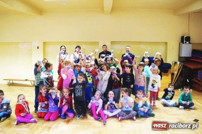 Zdjęcie w galerii na portalu naszraciborz.pl: Policjanci podarowali niebieskie serduszka pierwszakom z SP 1 wiadomości z regionu