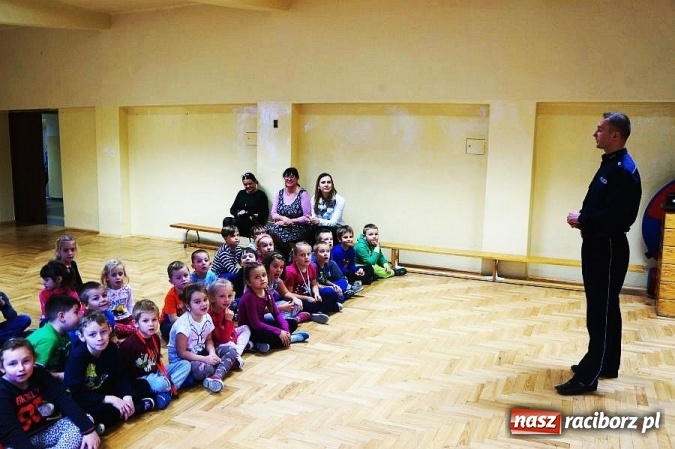 Zdjęcie w galerii na portalu naszraciborz.pl: Policjanci podarowali niebieskie serduszka pierwszakom z SP 1 wiadomości z regionu