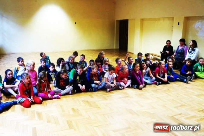 Zdjęcie w galerii na portalu naszraciborz.pl: Policjanci podarowali niebieskie serduszka pierwszakom z SP 1 wiadomości z regionu